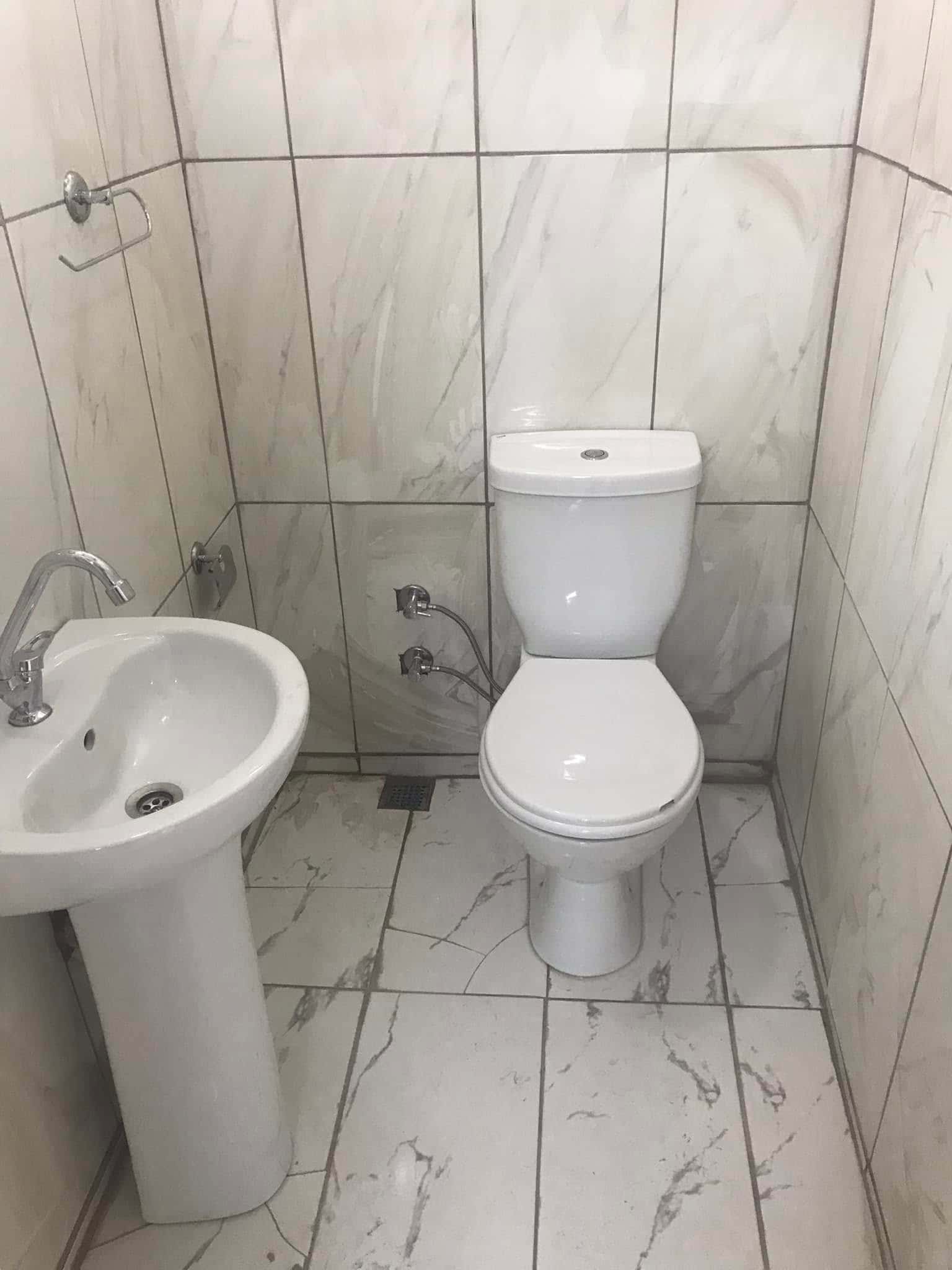Klozet ve ayaklı lavabo