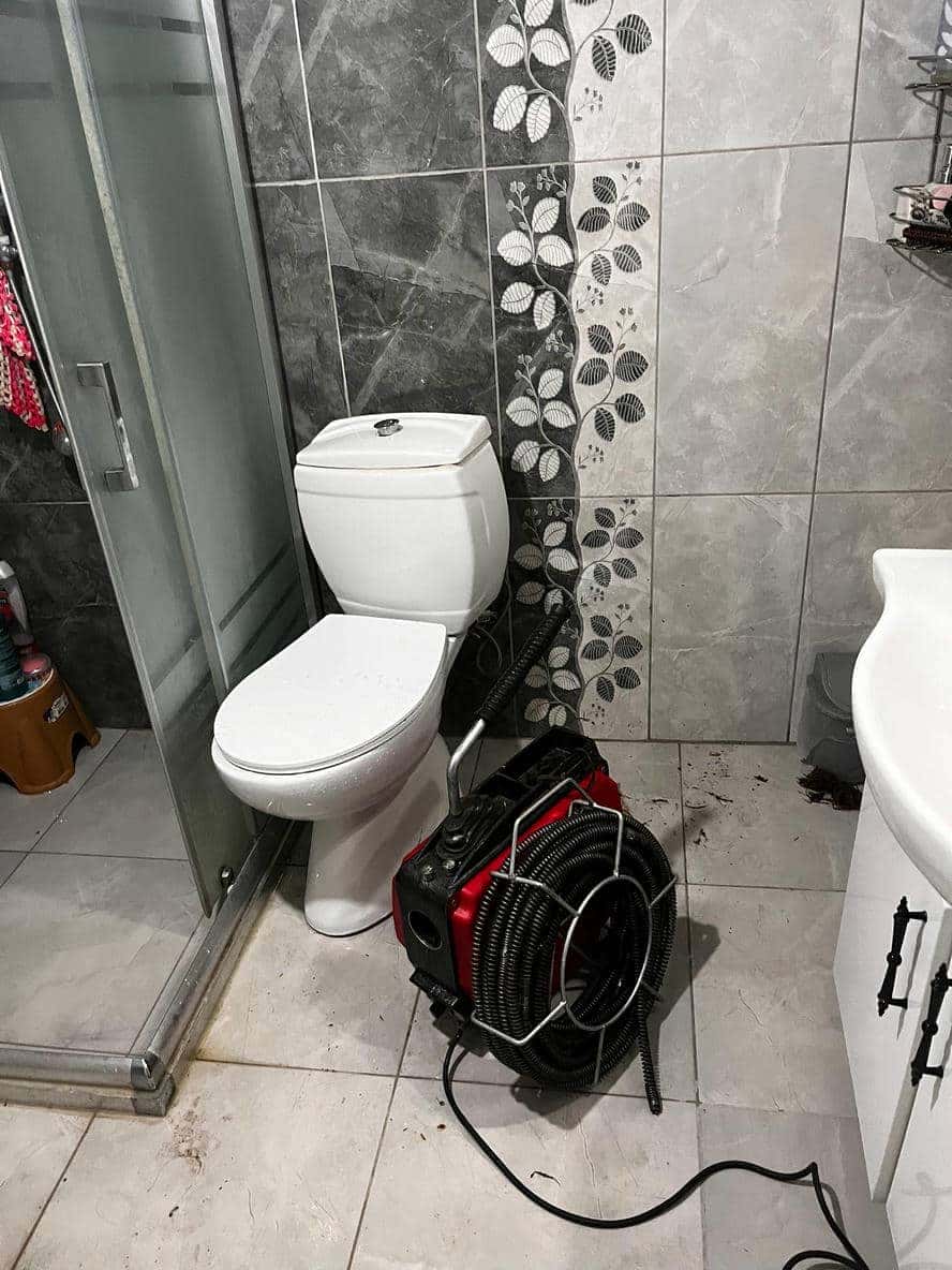 Klozet yaninda gider açma makinesi