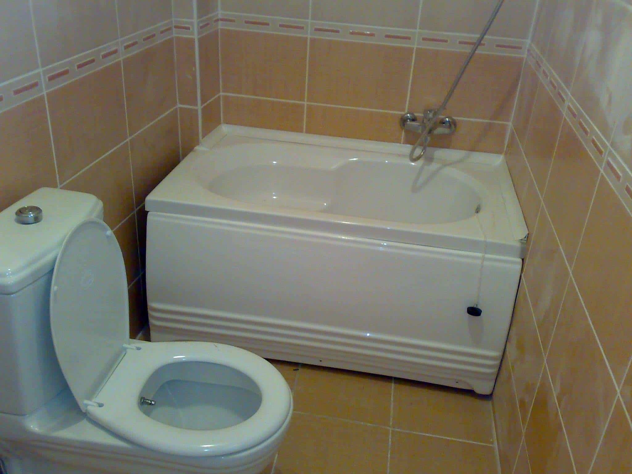 Klozetli küvetli eski banyo