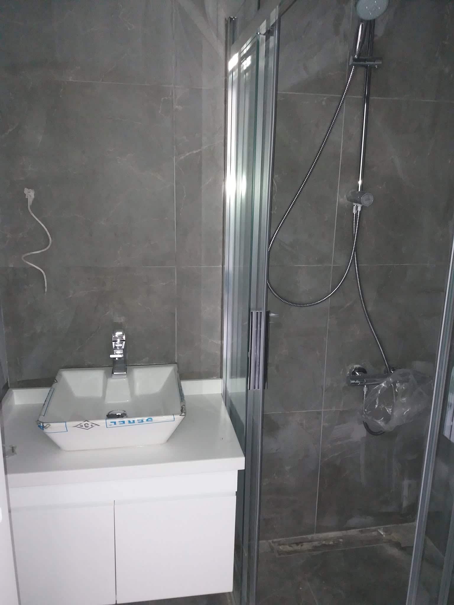 NİLÜFER TESİSAT USTA - koyu renk fayansli banyo