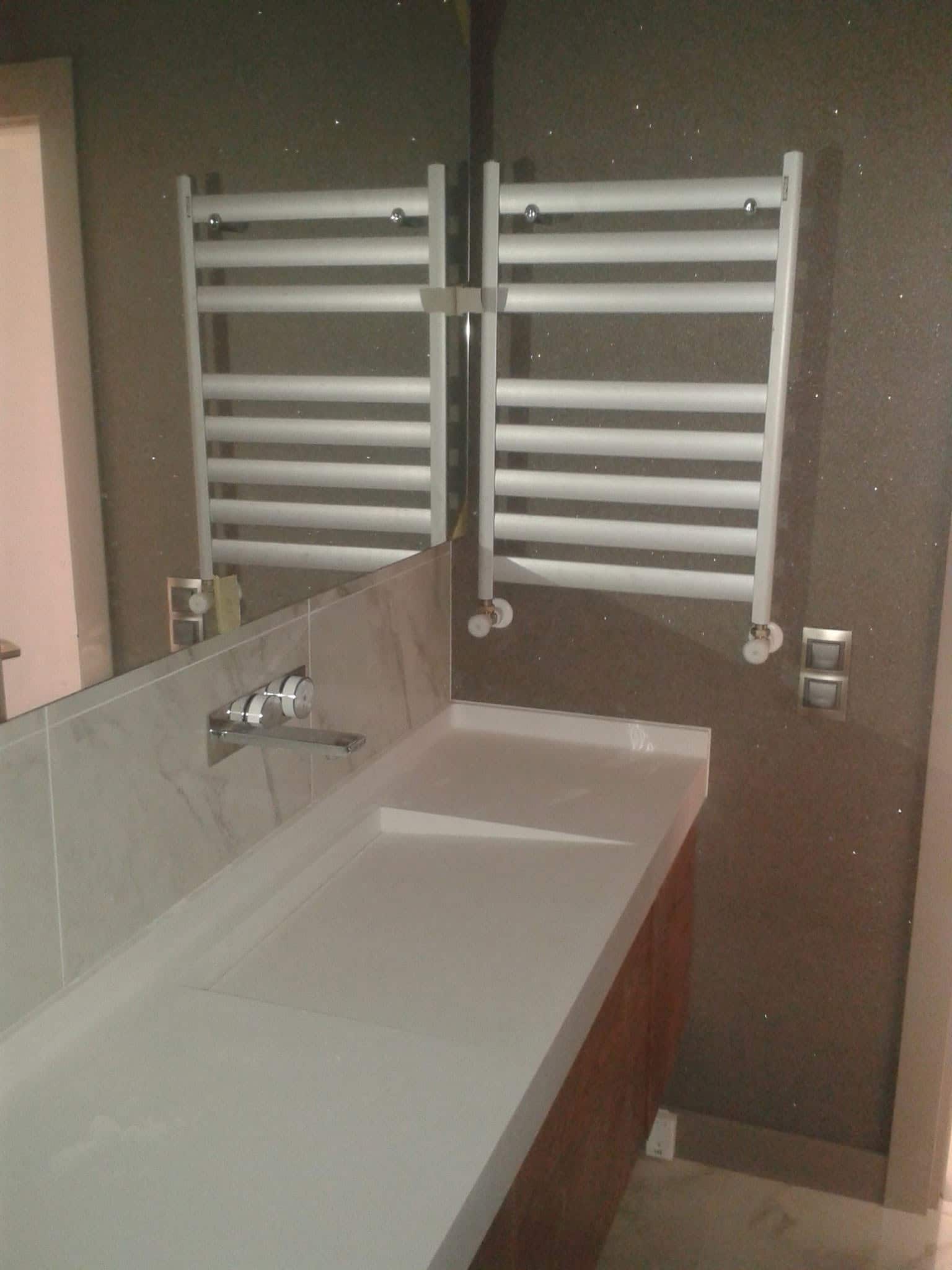 Küvet ve havlupanlı banyo