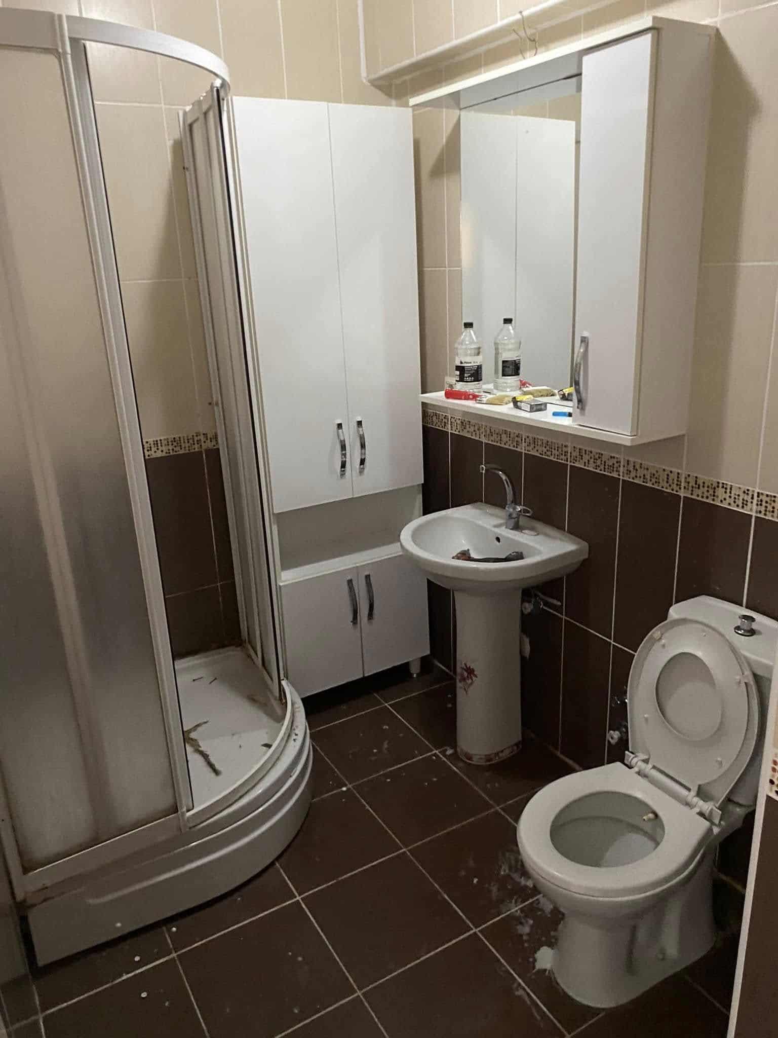 NİLÜFER TESİSAT USTA - kuvet ve klozetli kahverengi banyo