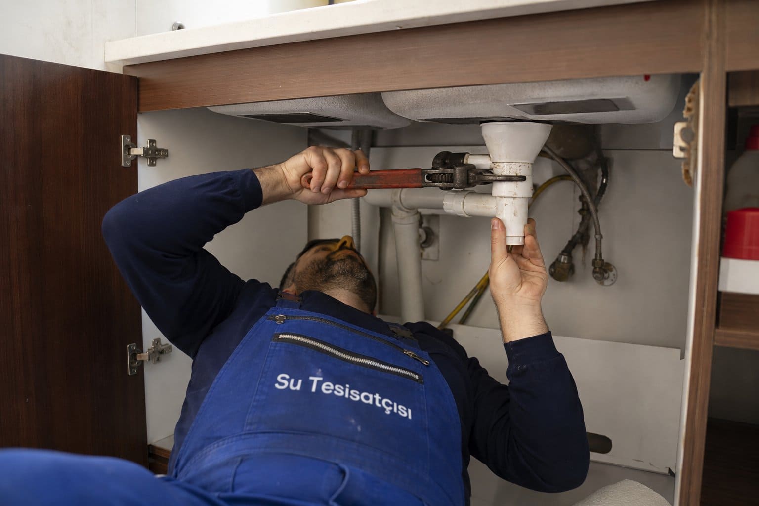 Lavabo altı boru tamiri yapan tesisatçı
