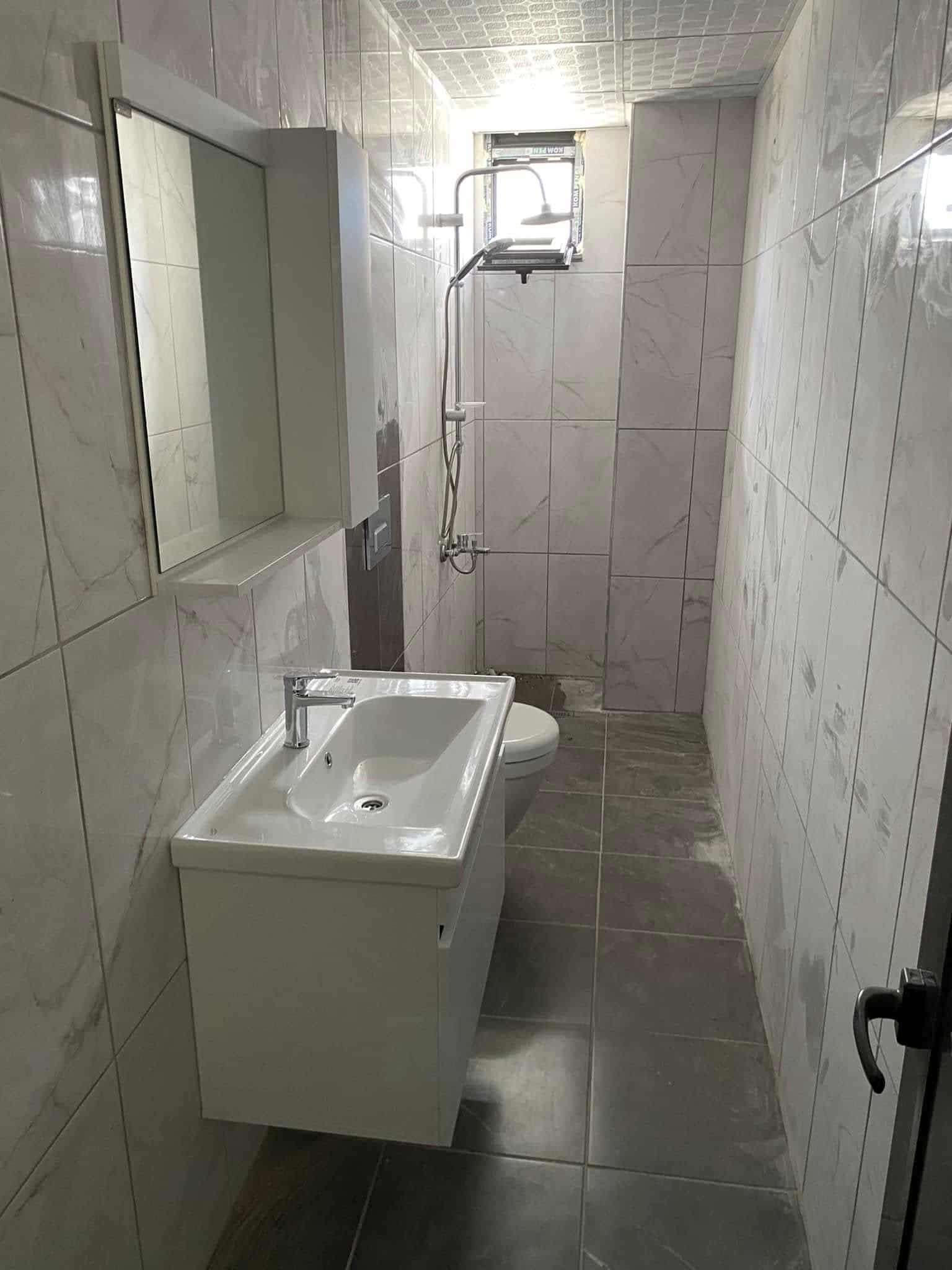 Lavabo dolaplı gri banyo