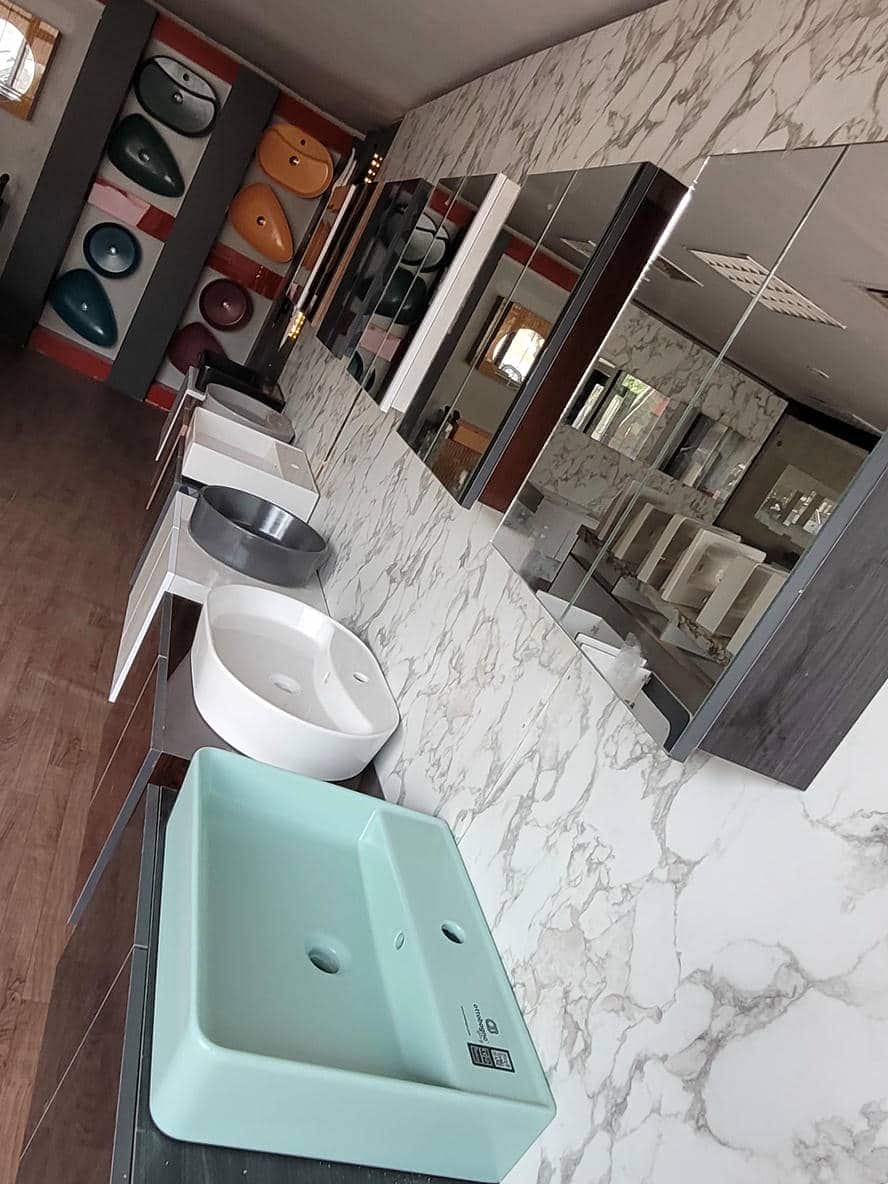 Lavabo yaninda tesisatçı aletleri