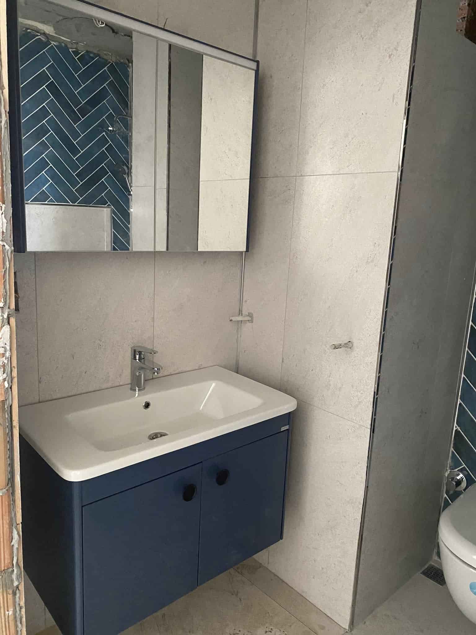 Mavi banyo dolabı ve ayna
