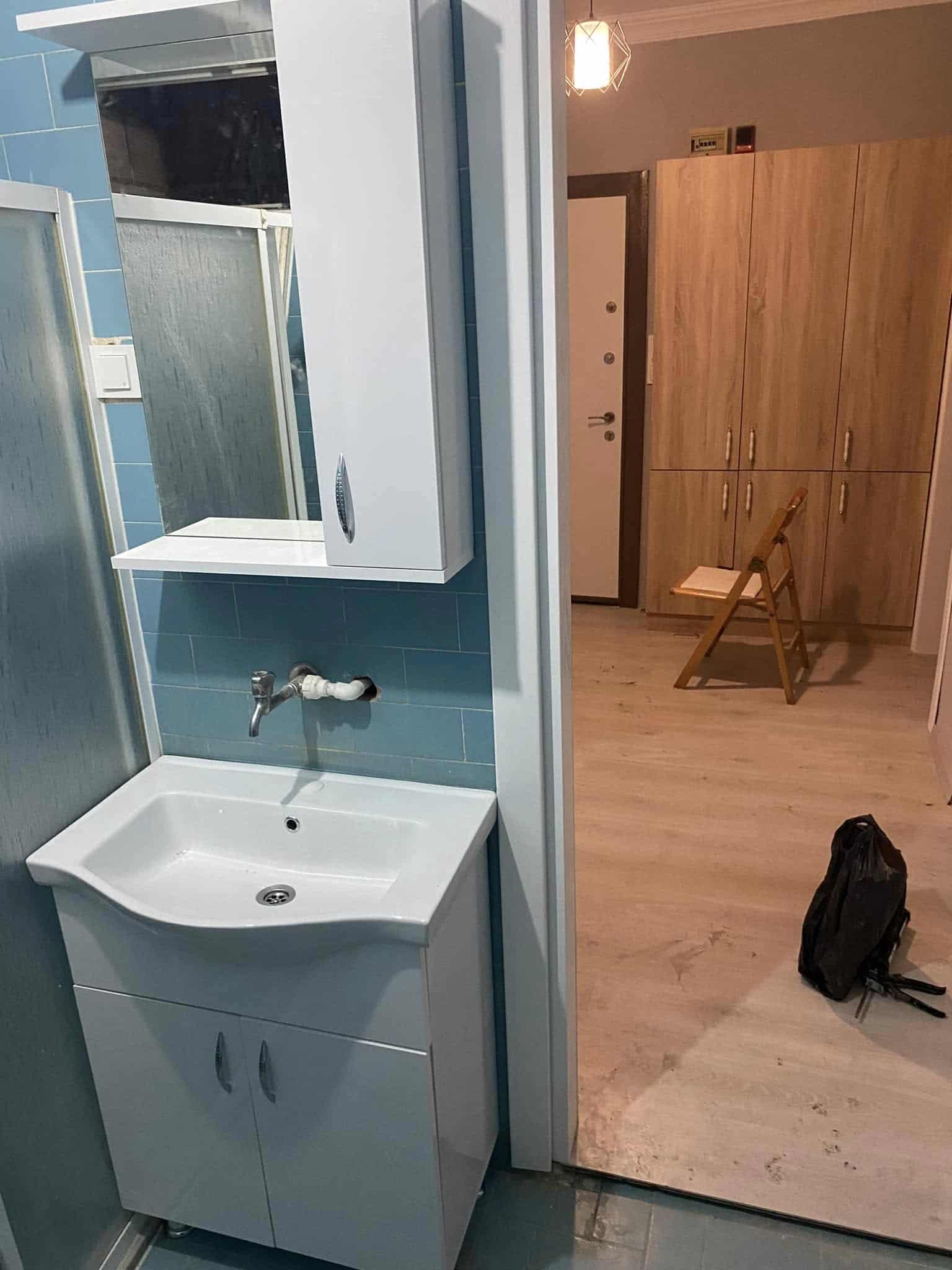 NİLÜFER TESİSAT USTA - mavi banyo dolabi ve aynasi