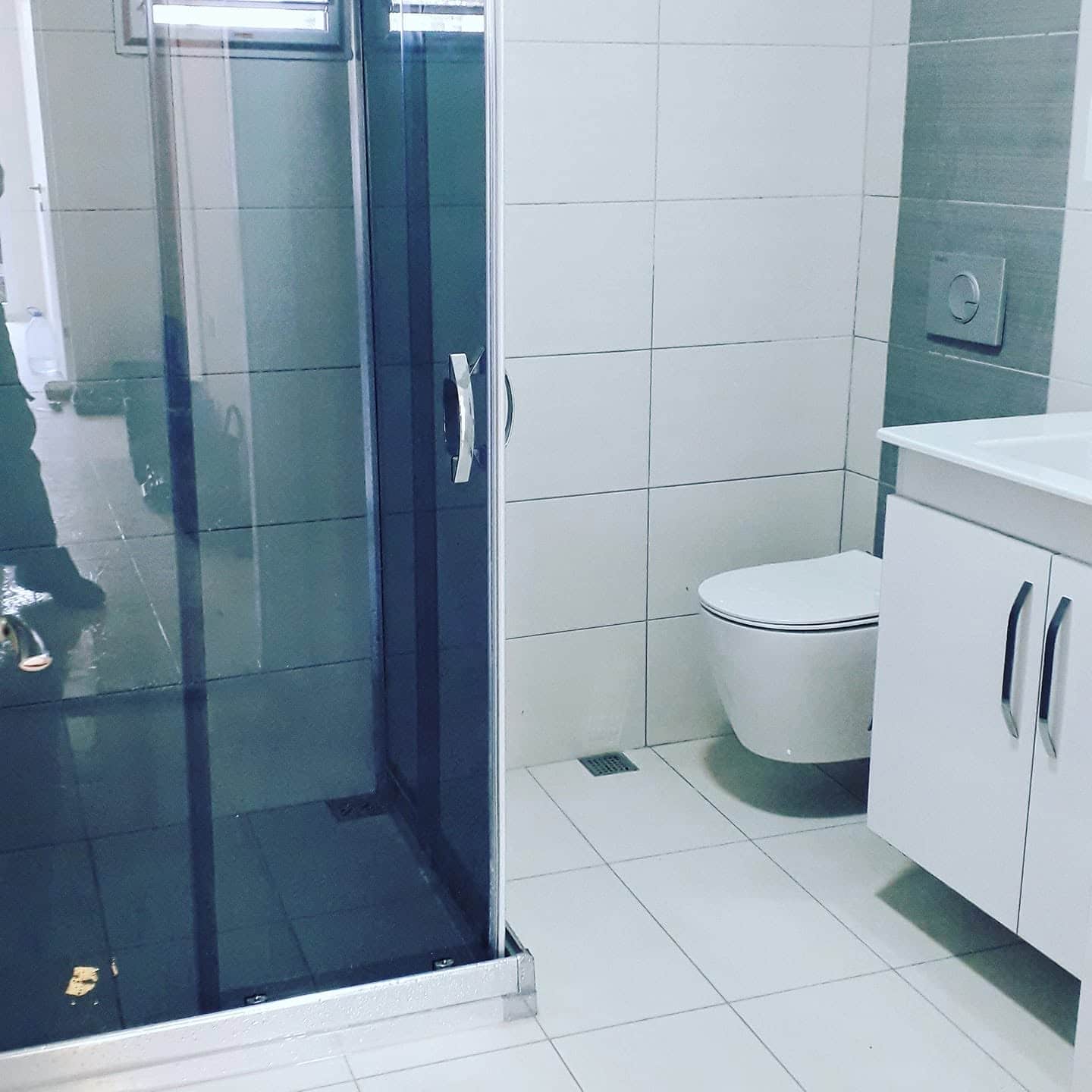 Mavi cam dusakabinli banyo