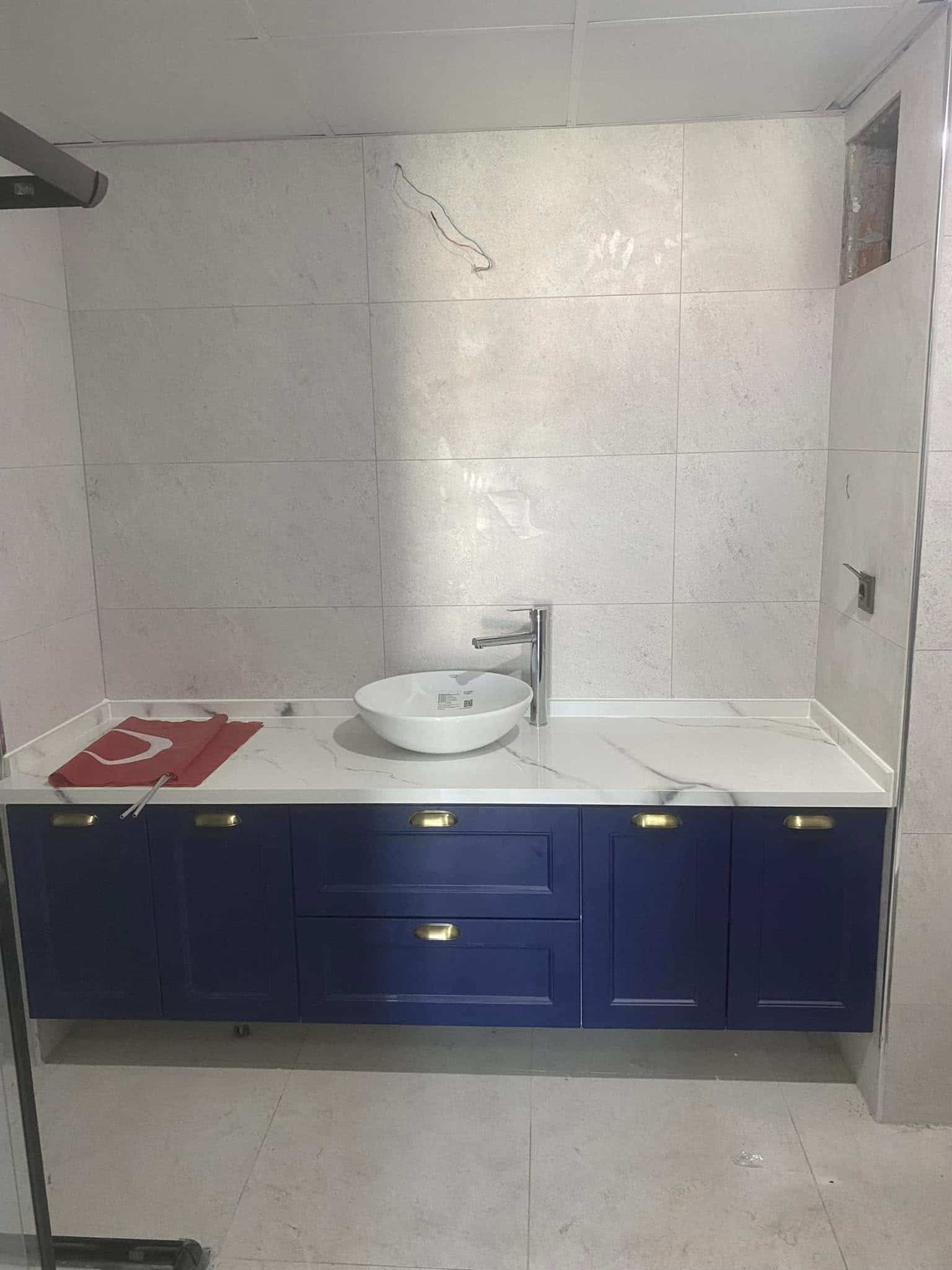 Mavi dolaplı banyo lavabosu