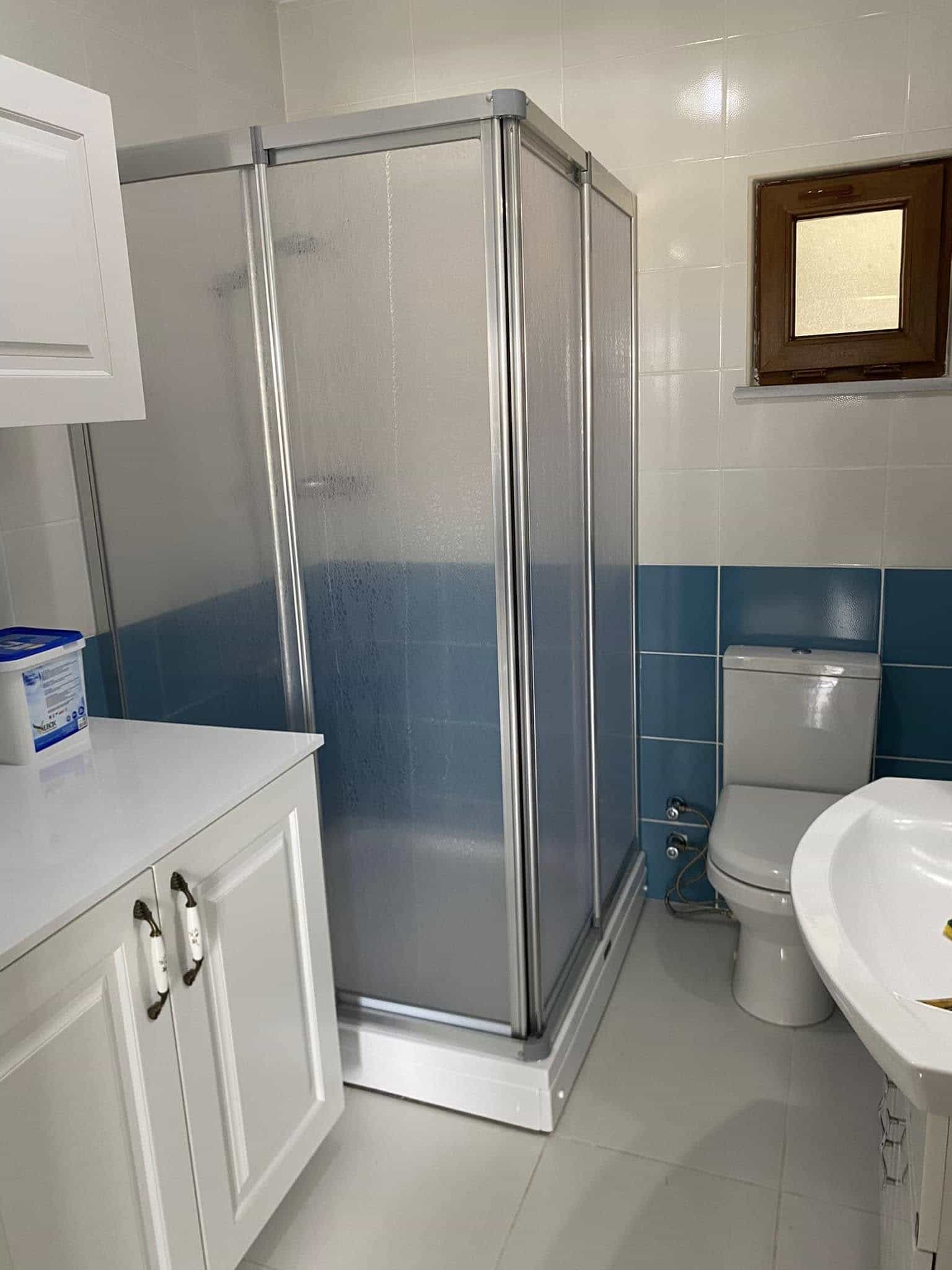 Mavi fayanslı dusakabinli banyo