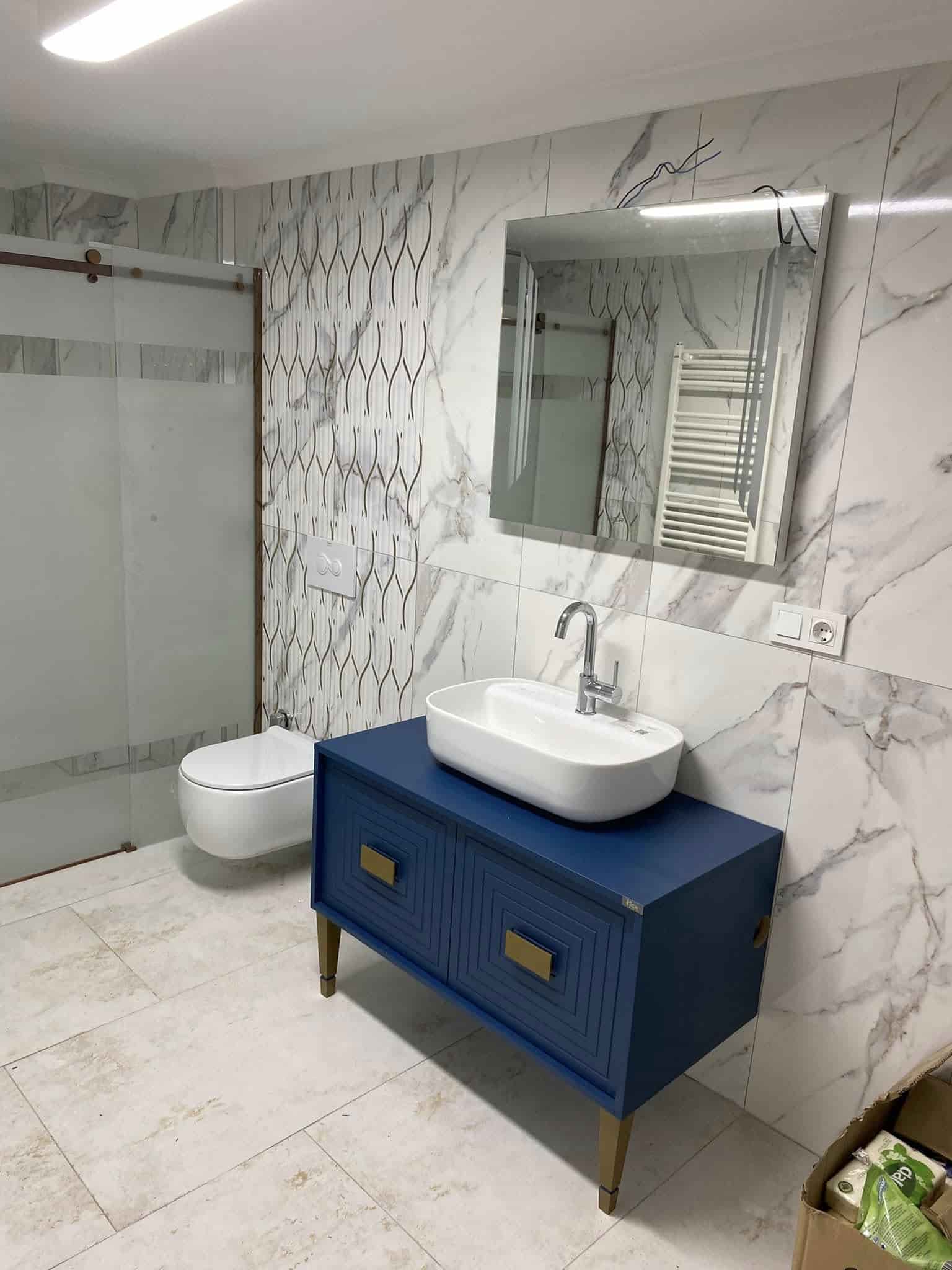 NİLÜFER TESİSAT USTA - mavi lavabo dolabi ve mermer desenli banyo